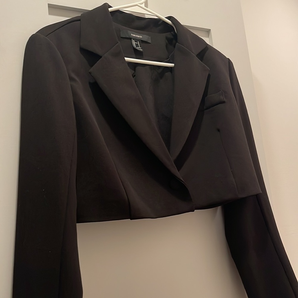 Cropped black blazer